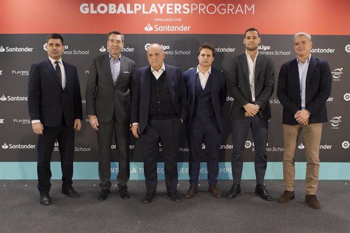 Javier Tebas, presidente de LaLiga; Óscar Mayo, CEO de LaLiga; Luis Gil, director de Competiciones de LaLiga; Felipe Martín, director de Medios de Santander España; David Aganzo, presidente de AFE;  y el jugador del Rayo Vallecano Mario Suárez.