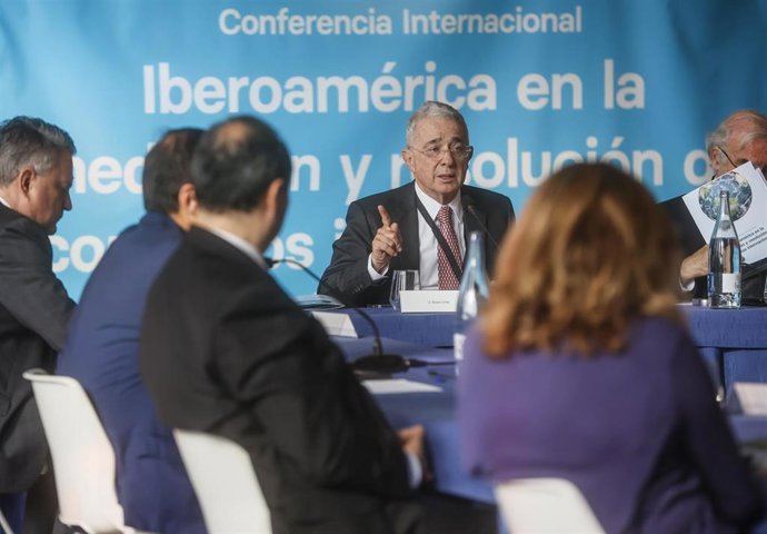 El expresidente de Colombia Álvaro Uribe interviene en la inauguración del I Foro Internacional 'Iberoamérica en la mediación y resolución de conflictos internacionales', en el Palacio de la Exposición de Valencia.