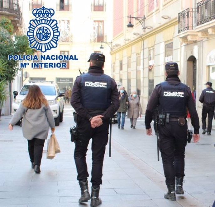 Patrulla de Policía Nacional en el centro de Granada