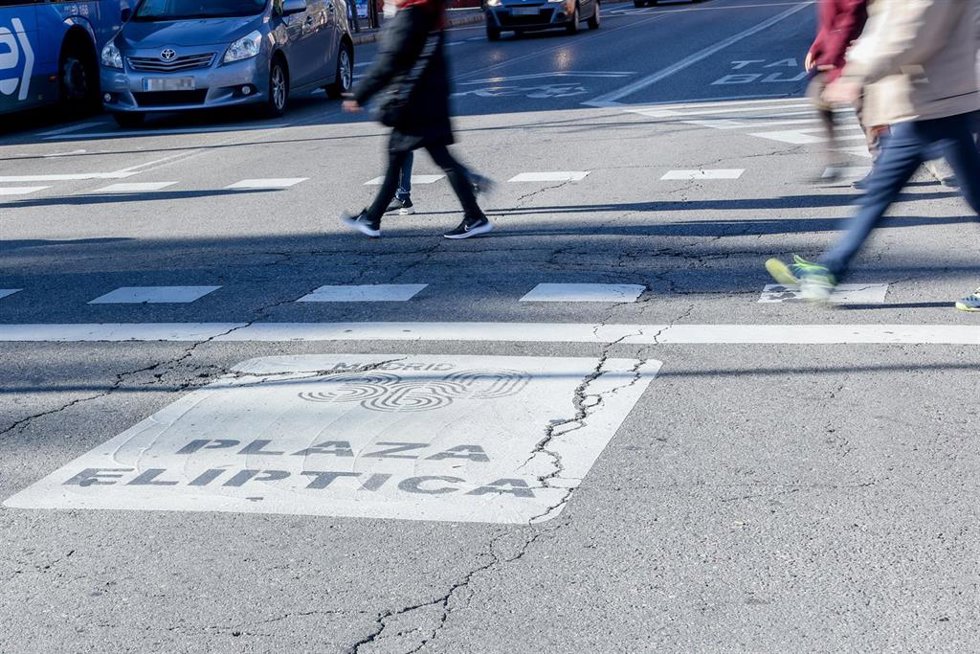 Una pintada en la carretera indica la Zona de Bajas Emisiones (ZBE) en Plaza Elíptica