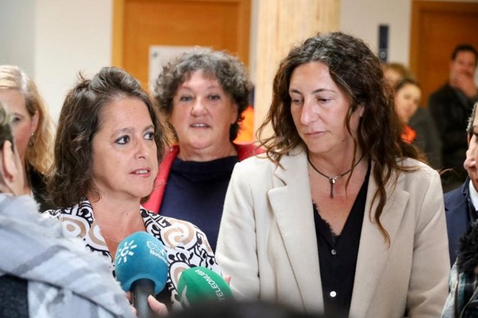 La consejera de Salud y Consumo de la Junta de Andalucía, Catalina García, en Calañas junto a la consejera de Inclusión Social, Juventud, Familias e Igualdad, Loles López.