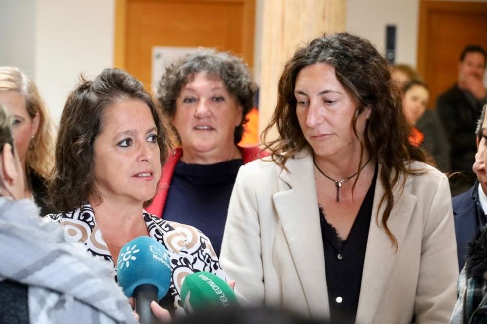 La consejera de Salud y Consumo de la Junta de Andalucía, Catalina García, en Calañas junto a la consejera de Inclusión Social, Juventud, Familias e Igualdad, Loles López.