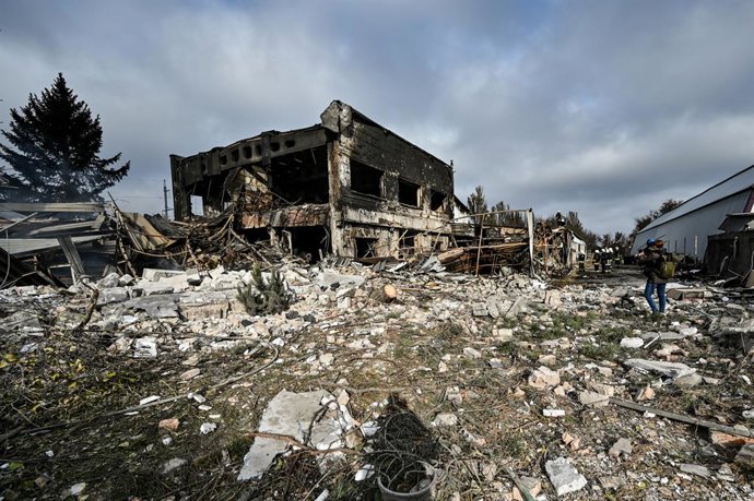 Archivo - 06 November 2022, Ukraine, Zaporizhzhia: A commercial enterprise lies in ruins after a Russian missile attack. Photo: -/Ukrinform/dpa