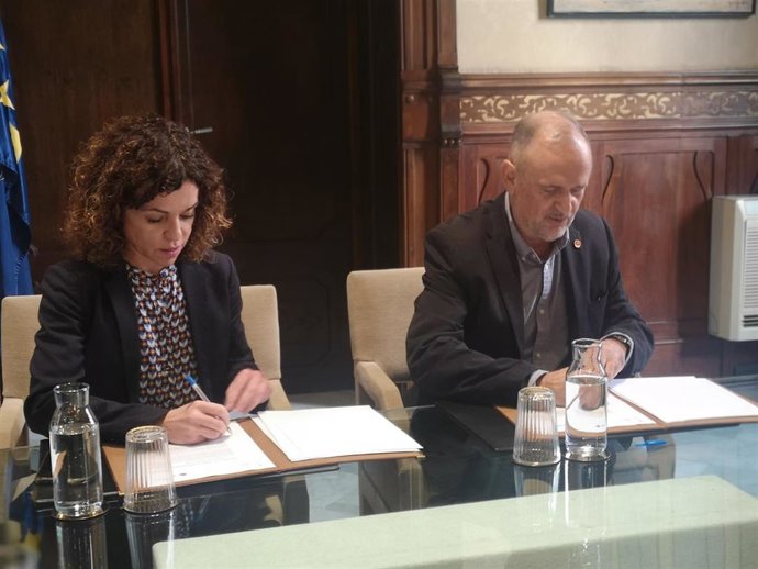 La consellera Rosario Sánchez y el rector Jaume Carot durante la firma del convenio.