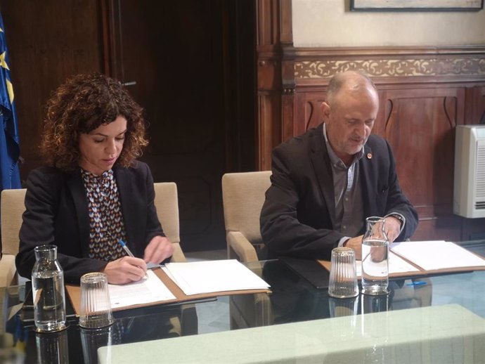 La consellera Rosario Sánchez y el rector Jaume Carot durante la firma del convenio.