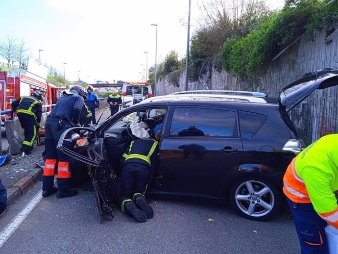 Bomberos de Gijón excarcelan a la conductora de un vehículo que quedó atrapada tras sufrir un accidente en el acceso a la ronda del Llano, en Gijón
