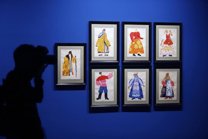 Una persona junto a una de las obras de la colección. A 13 de diciembre de 2022, en Málaga (Andalucía, España). Inauguración de la exposición  "Arte Ruso, Una Mirada Inglesa" , una colección privada de pintura rusa, de la empresaria Jennifer Green, pres