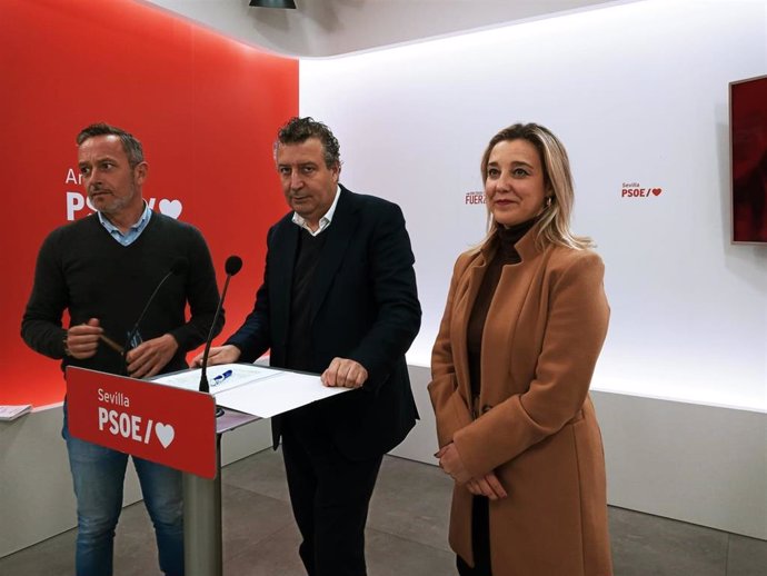 El secretario del PSOE de Sevilla, Javier Fernández, atiende a los medios junto a Rafael Recio y Ana Isabel Jiménez.