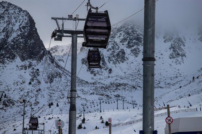 Archivo - Teleférico en la estación de esquí de Grandvalira, a 8 de diciembre de 2022, en Andorra. Grandvalira es la estación de esquí más grande de Andorra, ofrece 210 kilómetros, repartidos en 139 pistas