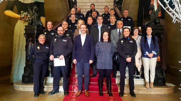 El alcalde de Palma, José Hila, junto a la regidora de Seguridad Ciudadana, Joana Adrover, y los nuevos subinspectores de la Policía Local de Palma.