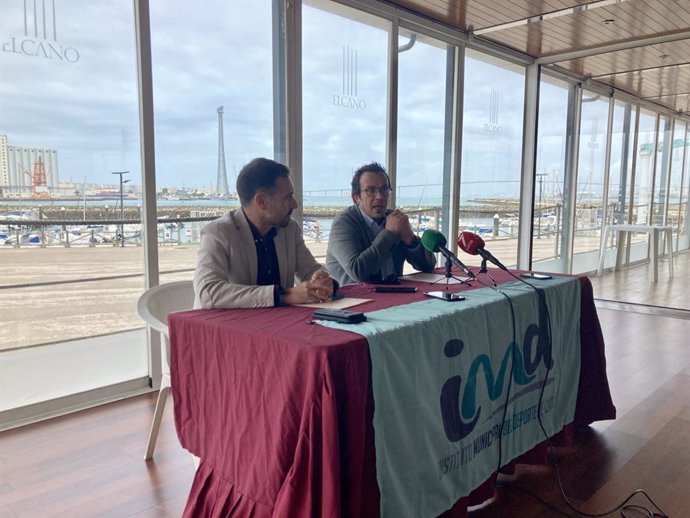 El alcalde de Cádiz, José María González, y el concejal de Deportes, José Ramón Páez, presentan los campeonatos europeos juveniles de vela de la Clase Laser y del Trofeo Europeo Abierto 2023