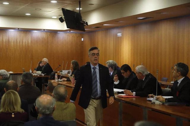 El que fuera alcalde de Estepona, Antonio Barrientos, entra en la sala durante el Juicio del caso 'Astapa', sobre la presunta corrupción política y urbanística en Estepona.