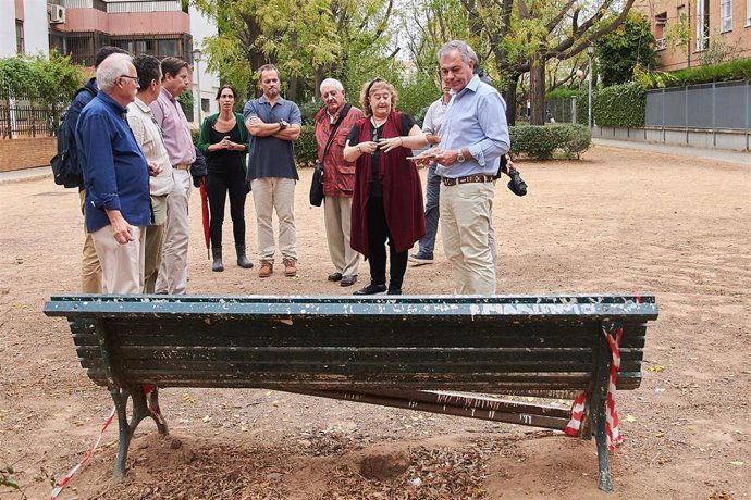 Archivo - Sanz comprueba junto a vecinos el estado del mobiliario urbano de los barrios.
