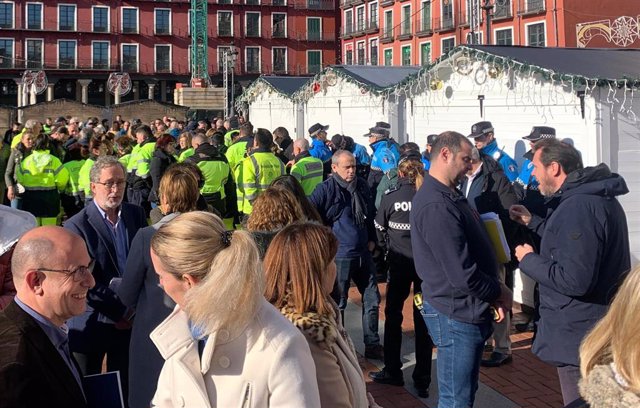 A la izquierda, Óscar Puente después del minuto de silencio celebrado en recuerdo del trabajador de limpieza fallecido en Valladolid.