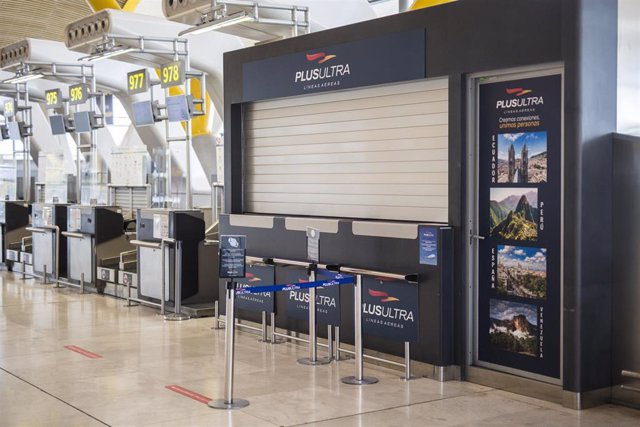 Archivo - Un stand de la aerolínea Plus Ultra, en el aeropuerto de Madrid - Barajas Adolfo Suárez.