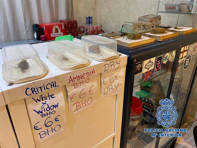 Expositores de venta en el punto de droga intervenido en Los Pajaritos