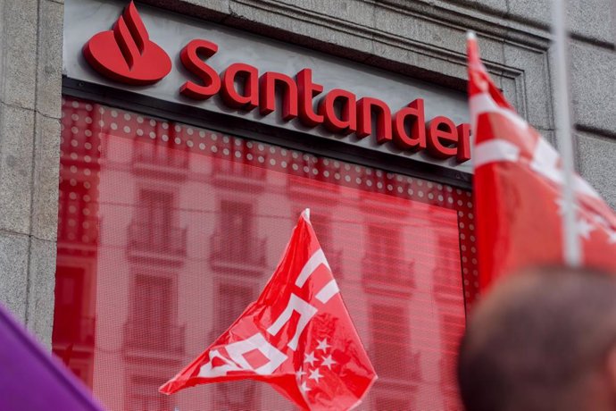 Archivo - Oficina del Banco Santander frente a la que se concentran empleados del sector financiero, a 28 de octubre de 2022, en Madrid (España).