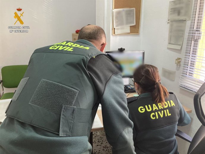 Archivo - Dos agentes de la Guardia Civil