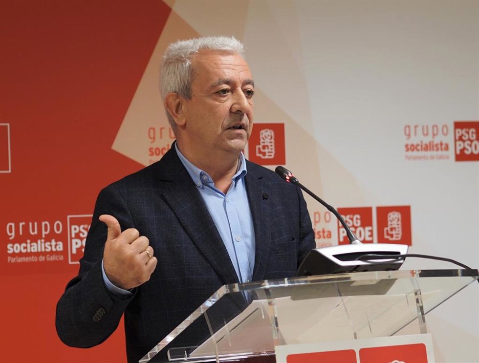 El portavoz parlamentario del PSdeG, Luis Álvarez, en rueda de prensa.