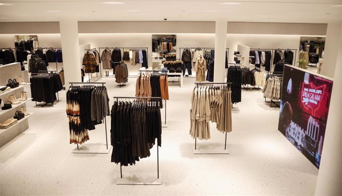 Archivo - Ropa expuesta en la nueva macrotienda de Zara en el Boulevard Austria de Valncia, a 2 de diciembre de 2022, en Valencia, Comunidad Valenciana (España). El concepto de esta macrotienda replica el modelo de otras megatiendas que recientemente h