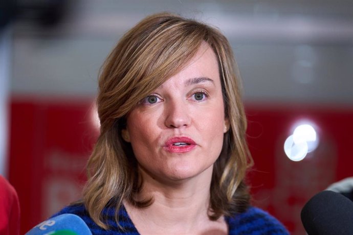 La portavoz del PSOE y ministra de Educación y Formación Profesional, Pilar Alegría, ofrece declaraciones a los medios de comunicación en la sede del partido socialista, a 5 de enero de 2023, en Reinosa, Cantabria (España). La portavoz ha hecho hincapié