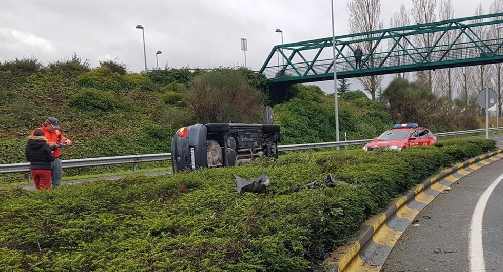 Vuelco atendido por la Policía Foral en la Ronda de Pamplona, sin heridos.