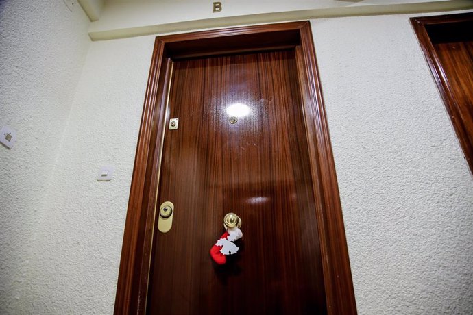 Puerta de la vivienda en Fuenlabrada donde una mujer ha envenenado mortalmente a su marido y posteriormente se ha suicidado, a 3 de enero de 2023