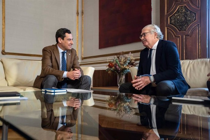 El presidente de la Junta de Andalucía, Juanma Moreno, y el consejero delegado de Endesa, José Bogas, en la reunión de este lunes en Sevilla.