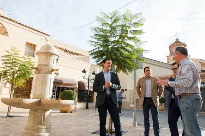 El presidente de la Diputación, Javier Aureliano García, en una visita a Alhama