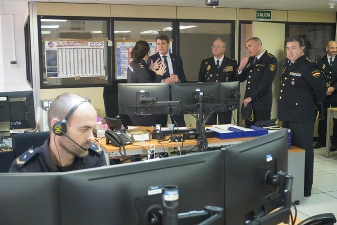 Fernández da la bienvenida a los 6 nuevos comisarios de la Jefatura Superior de Policía Nacional de Andalucía Occidental.