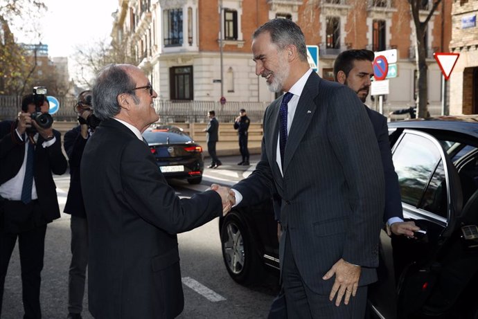 El Rey Felipe VI recibe el saludo del Defensor del Pueblo, Ángel Gabilondo.