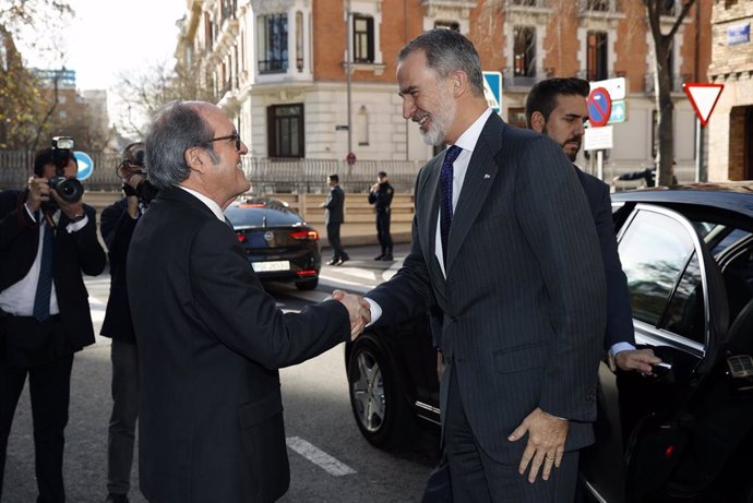 Su Majestad el Rey recibe el saludo del Defensor del Pueblo, Ángel Gabilondo.