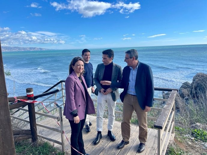 El Presidente De La Diputación, Francisco Salado, Junto Al Alcalde De Torrox, Óscar Medina, Y La Delegada Del Gobierno Andaluz En Málaga, Patricia Navarro.