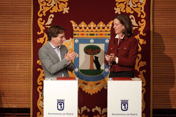 El alcalde de Madrid, José Luis Martínez-Almeida, ha firmado hoy con la presidenta de la AEB, Alejandra Kindelán, un convenio de colaboración para formar a consumidores en ciberseguridad