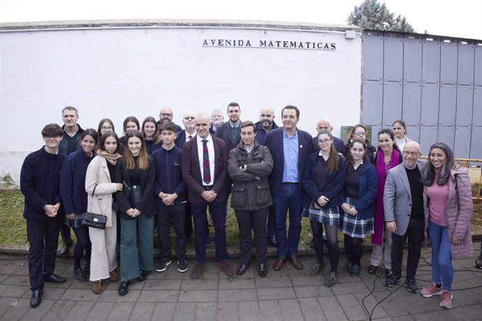 El alcalde de Sevilla, Antonio Muñoz, preside la foto de familia tras el acto de rotulación de la avenida de las Matemáticas.