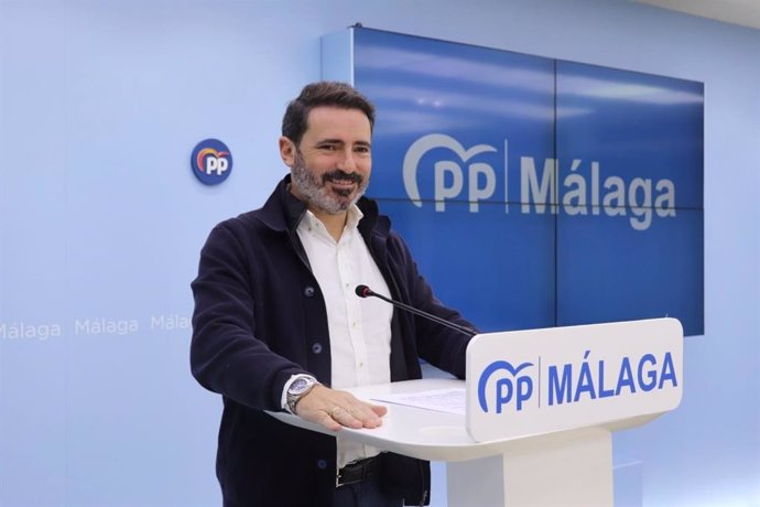El secretario general del PP de Málaga, José Ramón Carmona, ha criticado hoy al Gobierno de Sánchez alegando que "con acciones propagandísticas no se llega a final de mes".