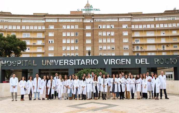 Archivo - Especialistas de Farmacia Hospitalaria del Virgen del Rocío, en Sevilla.