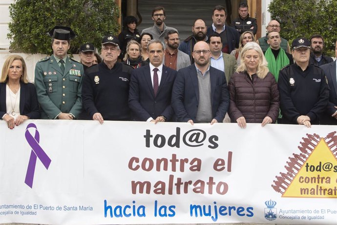 Concentración a las puertas del Ayuntamiento de El Puerto (Cádiz) por el crimen de una mujer supuestamente a manos de su pareja