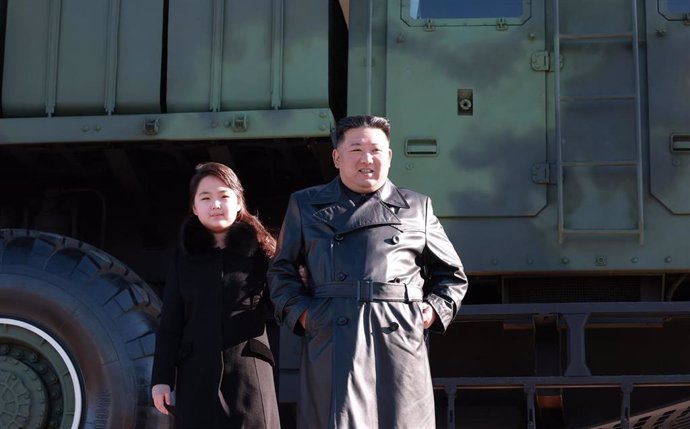 Archivo - Kim Jong Un, dirigente de Corea del Norte, junto a su hija