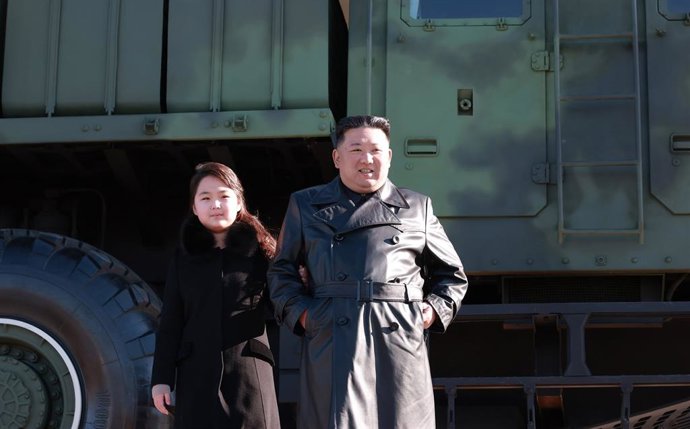 Archivo - HANDOUT - 26 November 2022, North Korea, ---: A picture provided by the North Korean state news agency (KCNA) on 26 November 2022 shows North Korean leader Kim Jong-un (R)and his daughter attending an alleged test of a Hwasong-17 intercontine