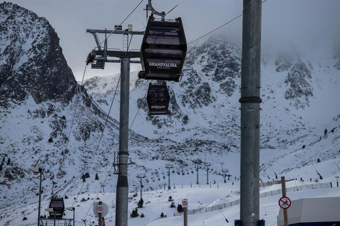Archivo - Teleférico en la estación de esquí de Grandvalira en diciembre