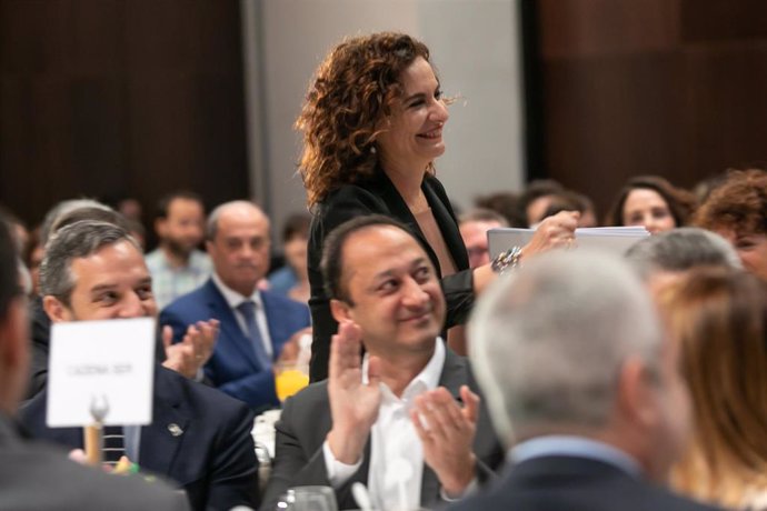 Archivo - La ministra de Hacienda, María Jesús Montero, junto al número dos en las listas del PSOE al Congreso por Sevilla, Alfonso Rodríguez Gómez de Celis, en una foto de archivo.