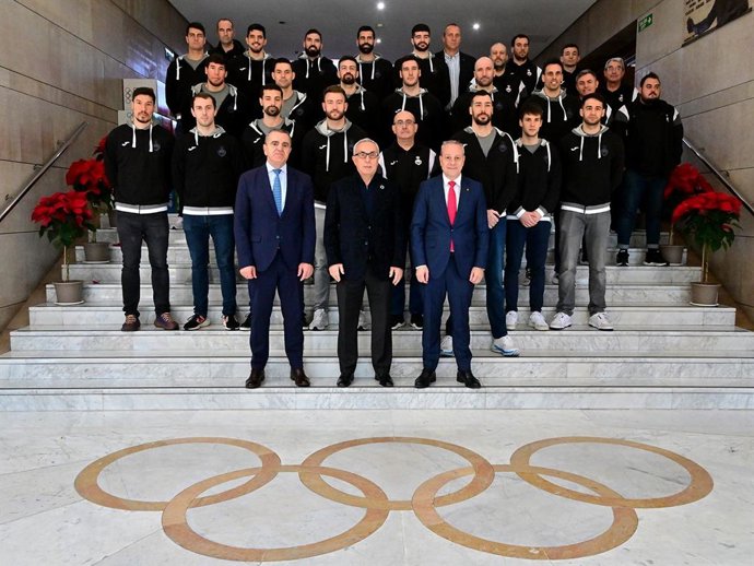 José Manuel Franco, Alejandro Blanco y Francisco V.Blázquez junto a la selección española de balonmano que competirá en el Mundial de 2023