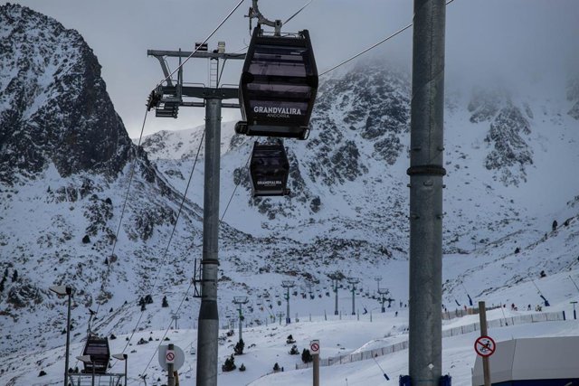 Archivo - Telefèric a l'estació de Grandvalira 