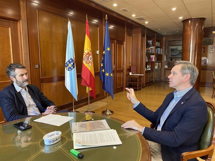 El delegado del Gobierno en Galicia, José Miñones, se reúne con el presidente de la Fegamp, Alberto Varela