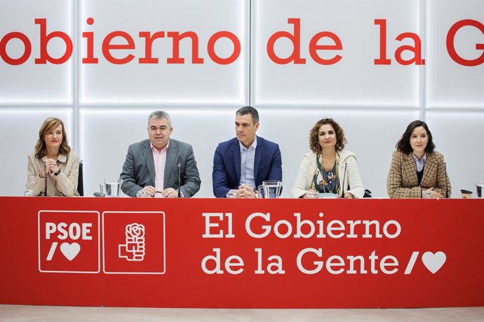 (I-D) La ministra de Educación y Formación Profesional, Pilar Alegría; el secretario de Organización del Partido Socialista, Santos Cerdán; el secretario general del PSOE y presidente del Gobierno, Pedro Sánchez; la vicesecretaria general del PSOE y min