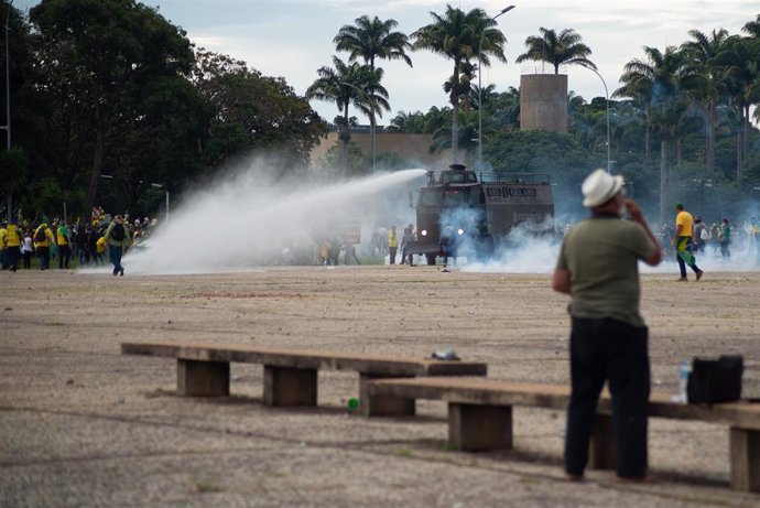 Fuerzas de seguridad dispersan a seguidores de Jair Bolsonaro en Brasilia