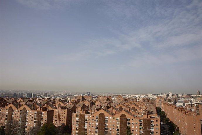 Archivo - Imagen de la boina de contaminación en Madrid