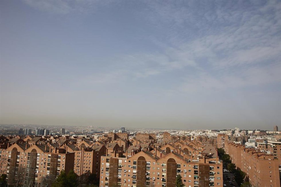 Archivo - Imagen de la boina de contaminación en Madrid