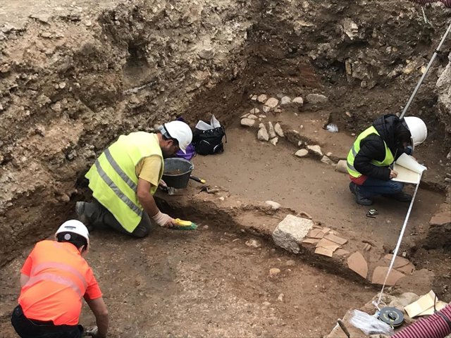 Archivo - Imagen de archivo de arqueólogos trabajando en un yacimiento